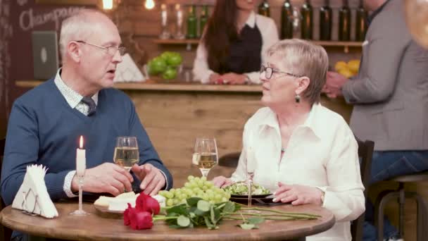 Pareja de ancianos en una cita romántica en un restaurante vintage — Vídeos de Stock