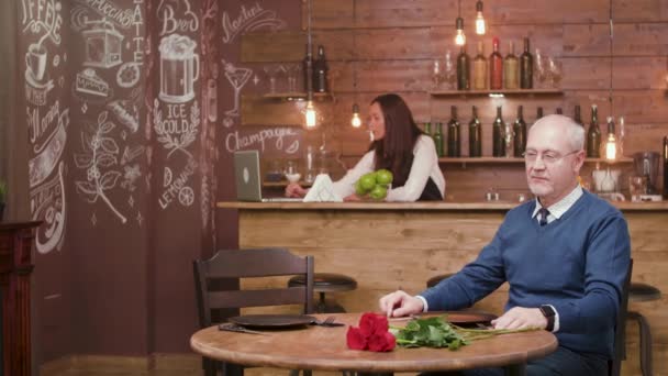 Seniorin kommt zu einem Date und ihr Partner schenkt ihr Blumen — Stockvideo