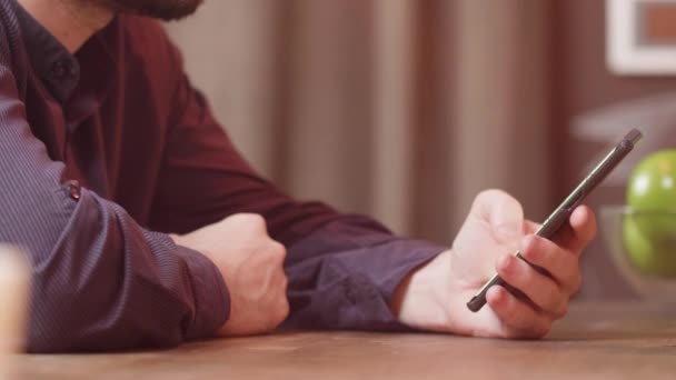 Hombre desplazándose sobre un texto en su teléfono inteligente — Vídeo de stock