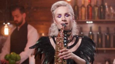 Siyah tüy sahne kostüm pretty kadın saksafoncu bir restoranda gerçekleştirir
