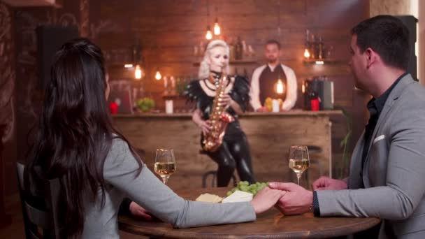 Rendez-vous romantique dans un restaurant vintage lors d'un concert de jazz solo — Video