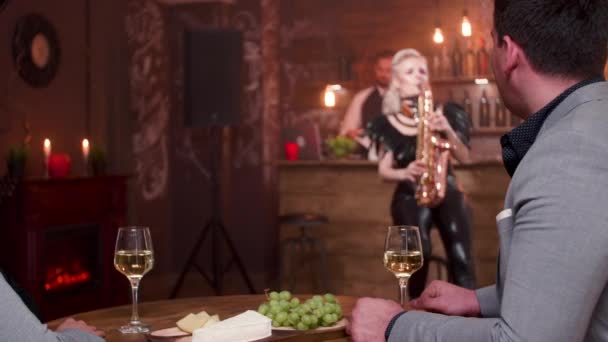 Man and woman on a date enjoying a private live performance — Stock Video