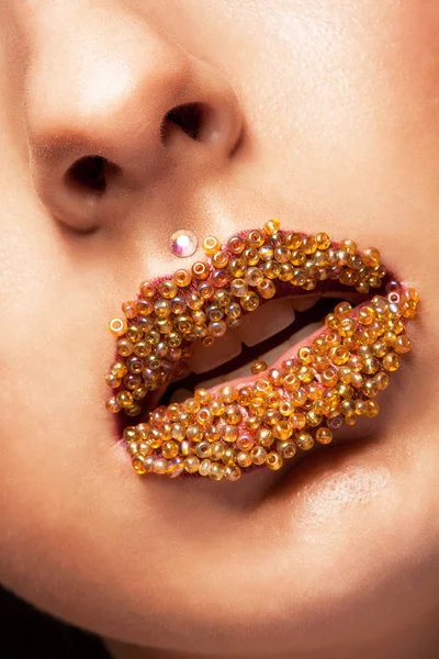 Piękne zbliżenie z kobiece pulchne usta i koraliki akrylowe — Zdjęcie stockowe