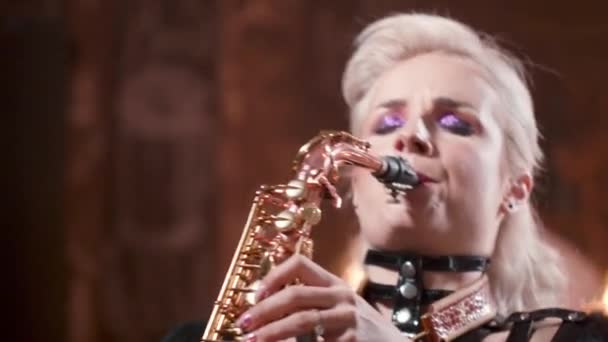 Female musician plays a song on a saxophone — Stock Video