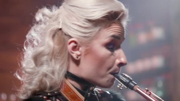 Close-up de uma saxofonista feminina tocando uma música — Vídeo de Stock