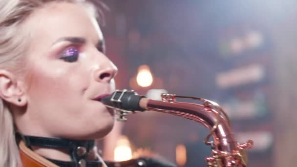 Extreme close-up shot van een vrouwelijke saxofonist die een lied uitvoert — Stockvideo