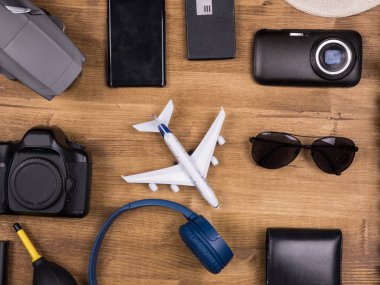 Ahşap masa üzerinde gezgin fotoğrafçı aksesuarları Düz yatıyordu üst görünümü