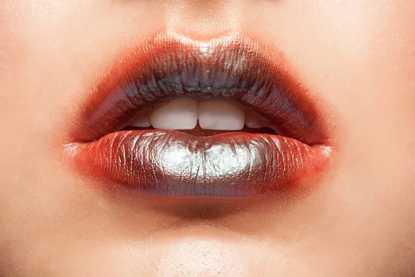 Vista de cerca de hermosos labios de mujer con lápiz labial naranja . — Foto de Stock