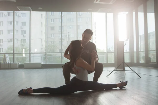 Insegnanti di danza che dimostrano abilità avanzate durante la loro pratica — Foto Stock