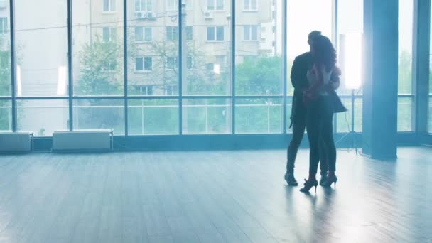 Una joven pareja bailando con pasión en un estudio con humo — Vídeos de Stock