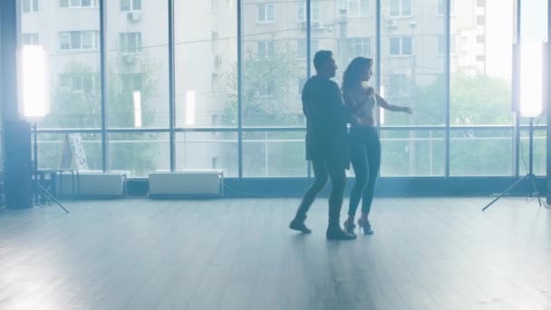 Casal de bailarinos amadores praticando movimentos de kizomba para um concurso — Vídeo de Stock