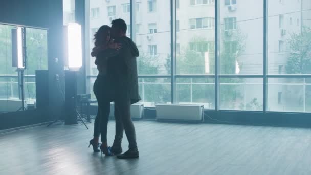Прекрасная пара, исполняющая танцевальные элементы кизомбы в танцевальной студии — стоковое видео
