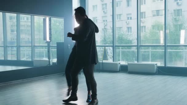 Professionele dansers in een dansstudio die nieuwe moves beoefenen — Stockvideo