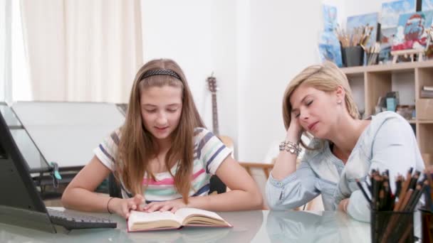 Εφηβικό κορίτσι διαβάζει ένα κείμενο για τη μητέρα της, καθώς ακούει προσεκτικά — Αρχείο Βίντεο
