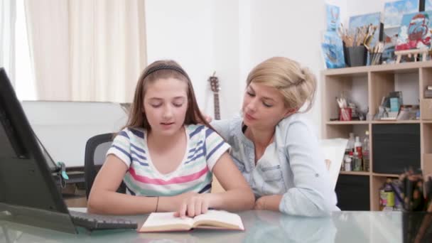 Kärleksfull mor och hennes tonårs flicka läsa en bok tillsammans — Stockvideo