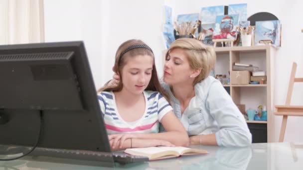 Adolescente menina lendo para sua mãe de um livro — Vídeo de Stock