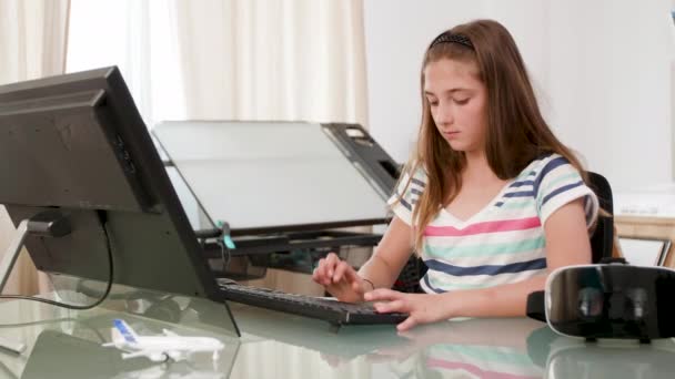 Девочка-подросток устанавливает программное обеспечение для своей новой гарнитуры VR — стоковое видео
