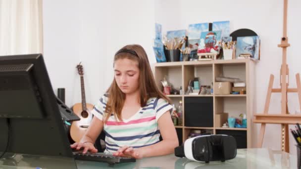 Teenage Kid sätta på en VR-set och blir förvånad — Stockvideo
