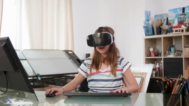 Έφηβο κορίτσι χρησιμοποιώντας ένα ποντίκι ένα πληκτρολόγιο και ένα ακουστικό VR για να παίξετε ένα παιχνίδι — Αρχείο Βίντεο