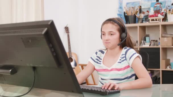 Teen κορίτσι μιλά με την εικονική φίλη της και τα κείμενα χρησιμοποιώντας το πληκτρολόγιό της — Αρχείο Βίντεο