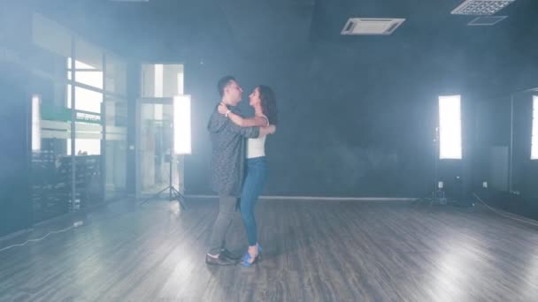 Bonita pareja en ropa casual practicando nuevos movimientos de baile — Vídeos de Stock