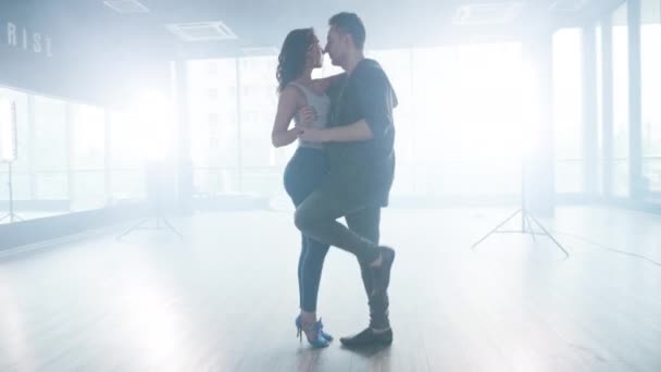 Un cuplu de dansatori kizomba într-un studio de dans spațios — Videoclip de stoc