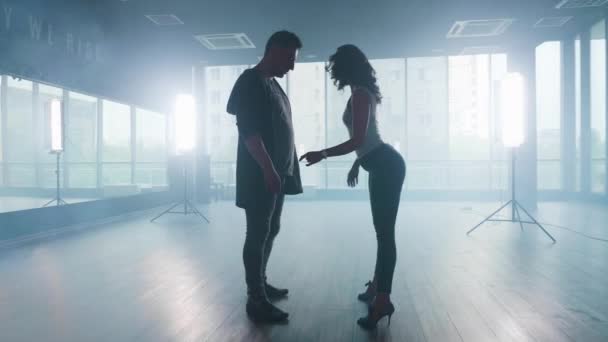 Tanzpartner führen sinnliche Bewegungen auf — Stockvideo