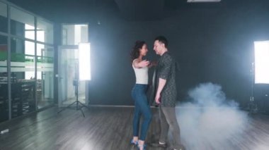Bir çift stüdyoda dans etmeye başlarken duman odayı doldurmaya başlar.