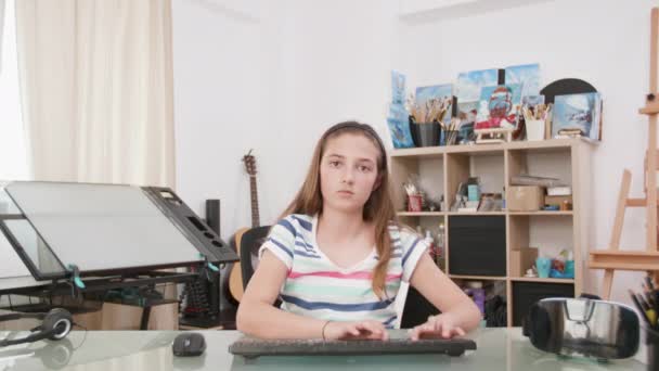 Mladá dívka si s někým popovídala na internetu — Stock video