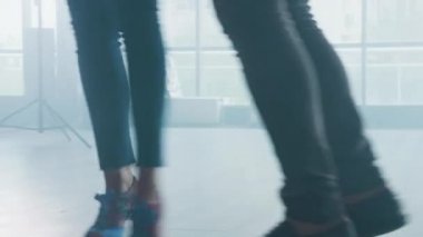 Dinamik hareketler yapan iki dans partnerinin bacakları