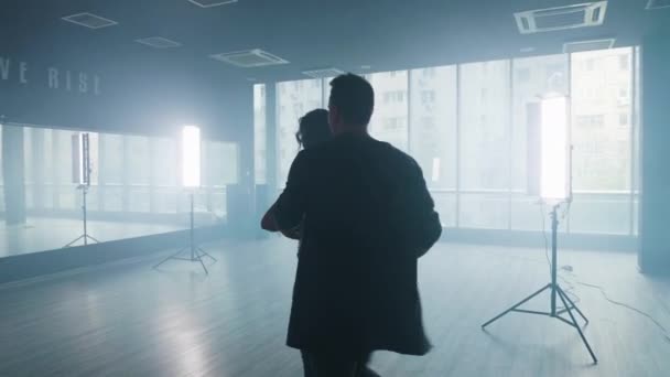 Paar tanzt in hellen LED-Lichtern und Rauch — Stockvideo