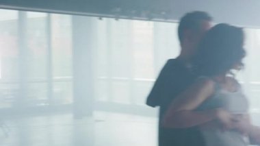 Bir dans stüdyosunda güzel bir koreografi yapmak