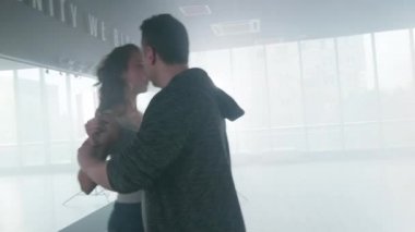 Genç bir kadın ve dans eğitmeni yeni hareketler öğreniyor