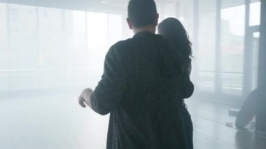 Mavi kot pantolon ve onun dans eğitmeni şehvetli genç kadın