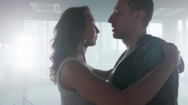 Bir dans stüdyosunda yeni kizomba dans unsurları öğrenme