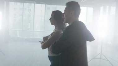 Güzel bir çift dans dinamik el çekim