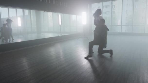 Danza intruso e la sua studentessa praticare nuove mosse — Video Stock