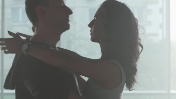 Silhouette di partner di danza che eseguono mosse sensuali — Video Stock