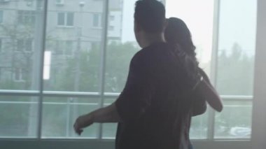 Parlak led ışıklar ve kentsel arka plan bir çift dans behing