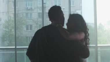 Genç bir kız öğrenci ve dans eğitmeni dans hareketleri pratik