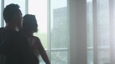 Parlak led paneller önünde çift dans kizomba