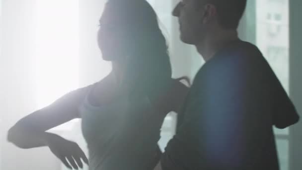 Pareja bailando sensual kizomba o bachata en un estudio de baile — Vídeos de Stock