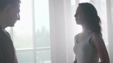 Dans etmeye başlayan bir çiftin yavaş çekim çekimi