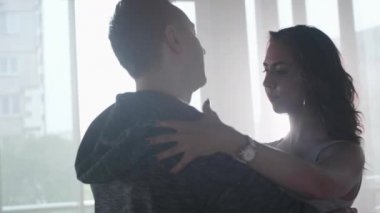 Parlak led paneller önünde bir erkek ve bir kadın dansçı