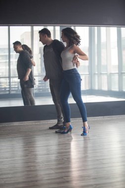 Mavi kot dans kizomba güzel kız