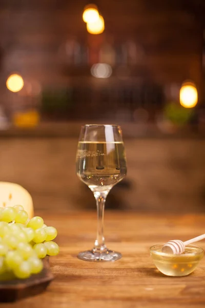 节日之夜，在老式酒吧享用葡萄酒和奶酪 — 图库照片