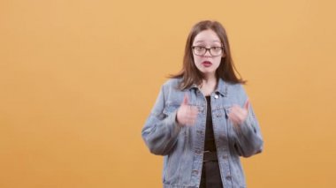 Genç kız teşvik etmeye çalışıyor ve eylem çağrısı ilham