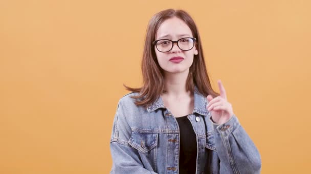 Mooie tiener meisje dissaproves en nagates iets — Stockvideo