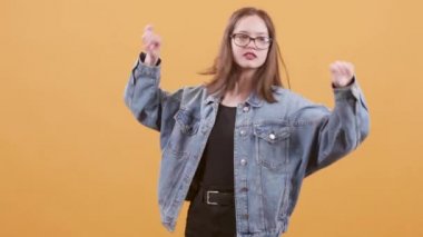 Denim ceket dans giymiş gözlüklü çekici genç kız