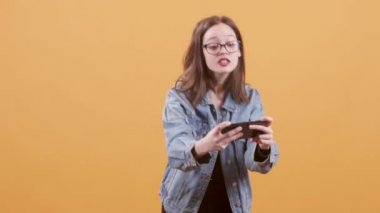 Genç kız akıllı telefonunda oyun oynuyor